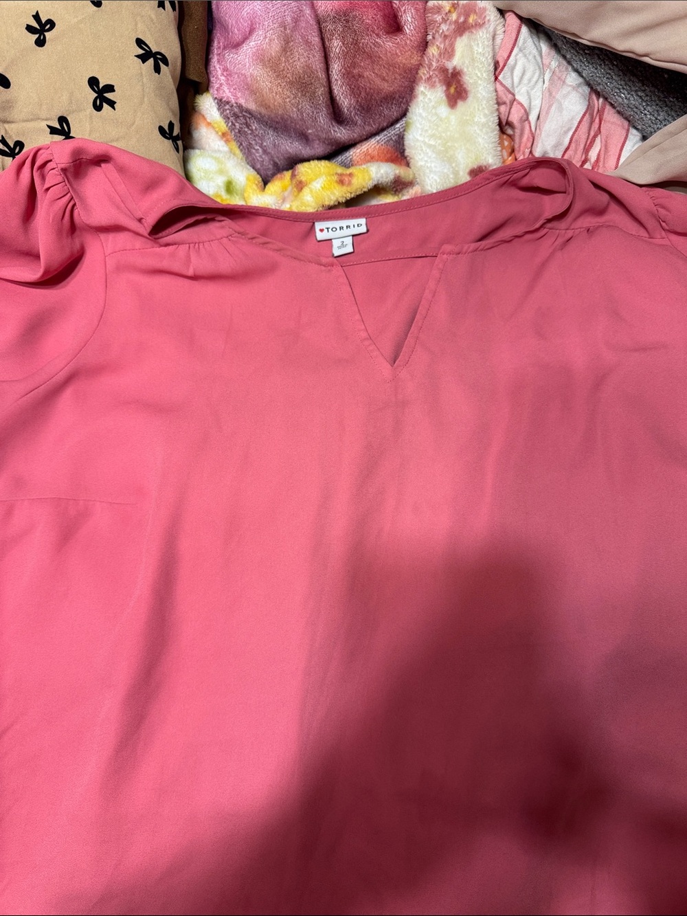 torrid Coral Pink V-Neck Puff Sleeve Blouse size 2 keyhole blouse